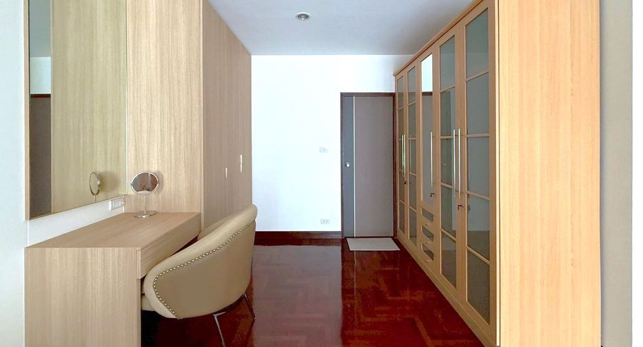 For rent 3 bedrooms townhouse in Khlong Toei, Bangkok