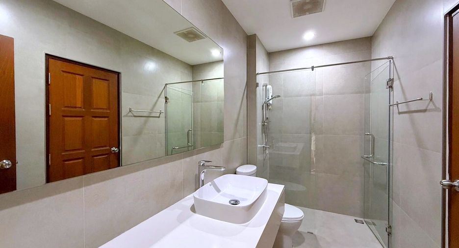 For rent 3 bedrooms townhouse in Khlong Toei, Bangkok