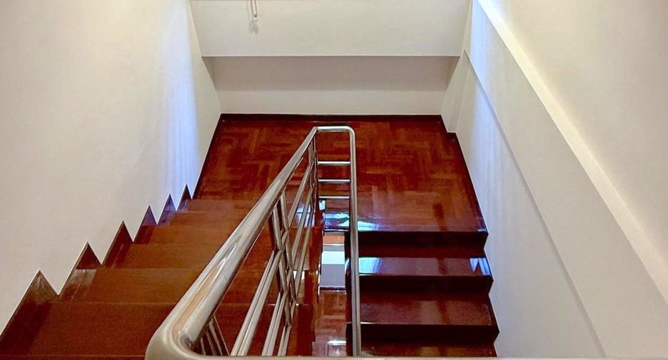 For rent 3 bedrooms townhouse in Khlong Toei, Bangkok