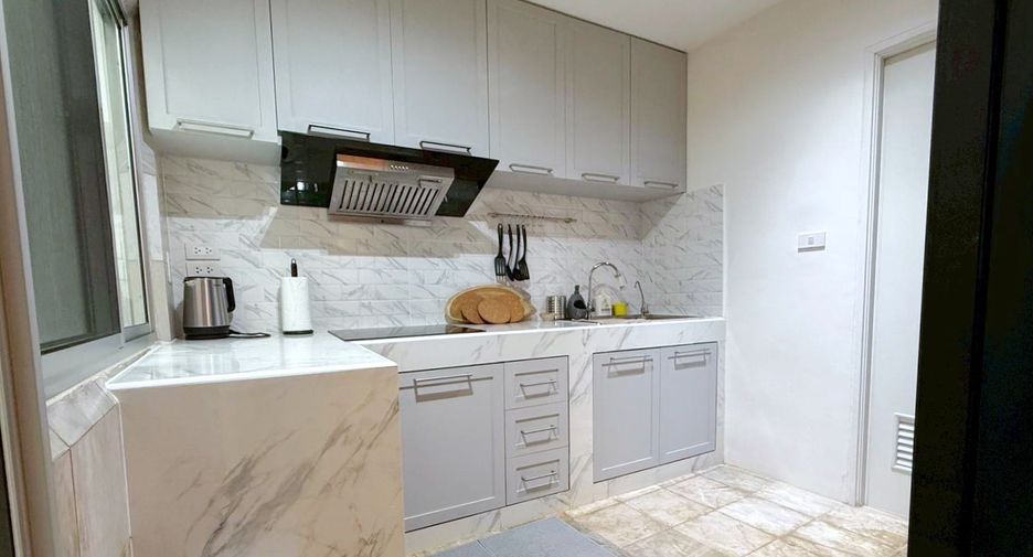 For rent 3 bedrooms townhouse in Khlong Toei, Bangkok