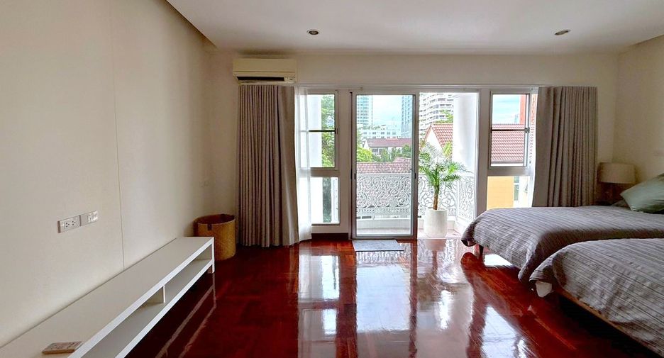 For rent 3 bedrooms townhouse in Khlong Toei, Bangkok
