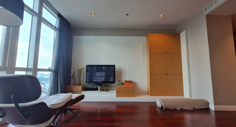 For rent 3 bedrooms condo in Pathum Wan, Bangkok