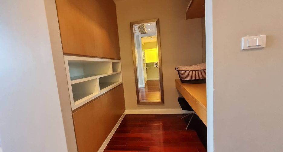 For rent 3 bedrooms condo in Pathum Wan, Bangkok