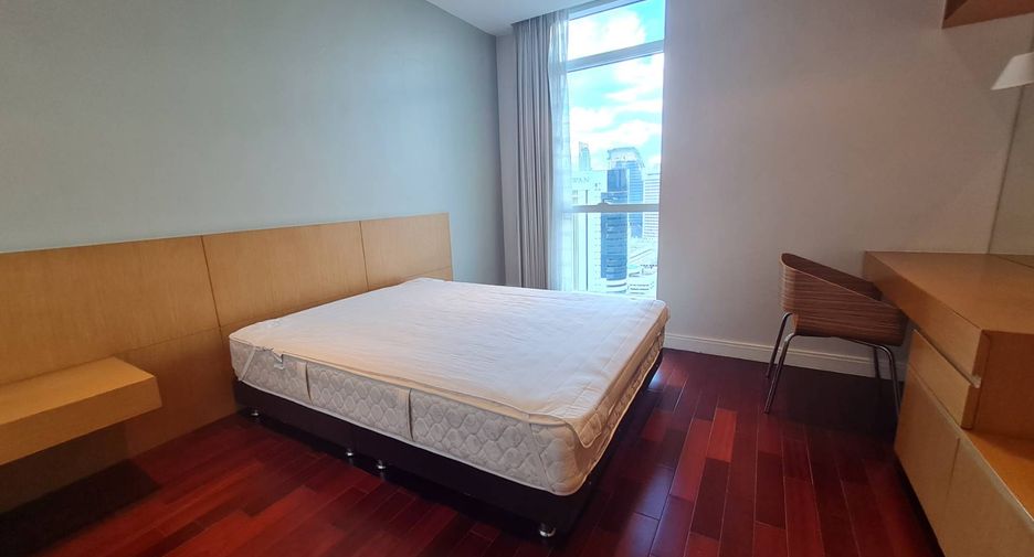 For rent 3 bedrooms condo in Pathum Wan, Bangkok