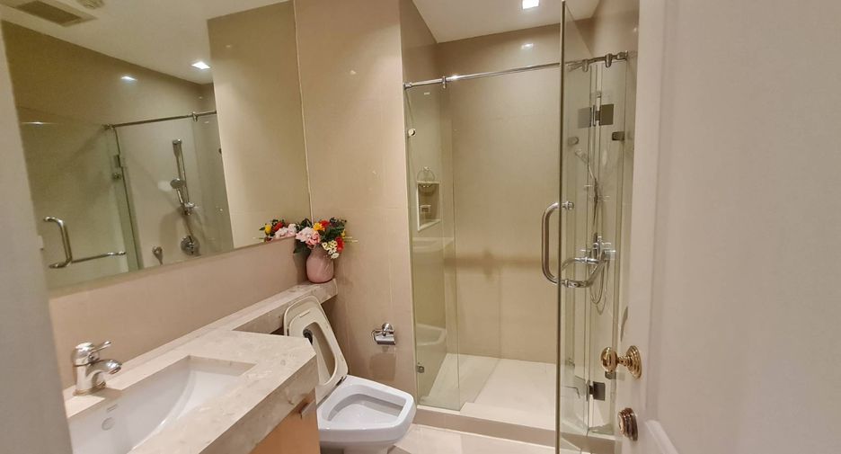 For rent 3 bedrooms condo in Pathum Wan, Bangkok