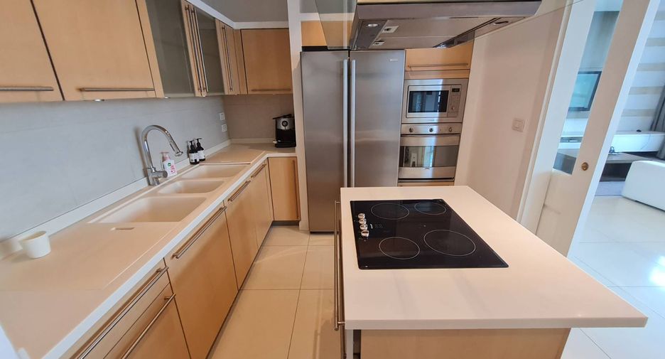 For rent 3 bedrooms condo in Pathum Wan, Bangkok