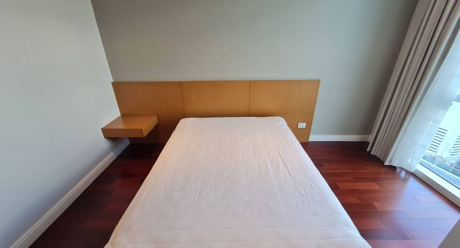 For rent 3 bedrooms condo in Pathum Wan, Bangkok