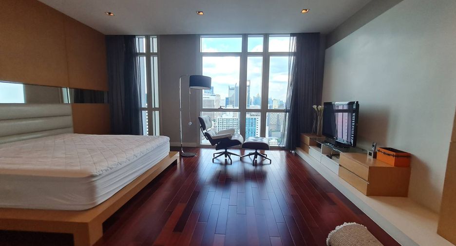 For rent 3 bedrooms condo in Pathum Wan, Bangkok
