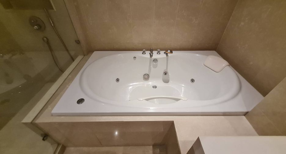 For rent 3 bedrooms condo in Pathum Wan, Bangkok