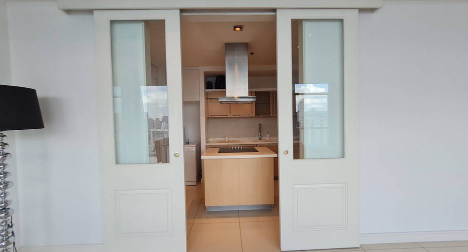 For rent 3 bedrooms condo in Pathum Wan, Bangkok