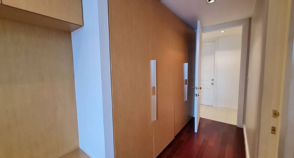 For rent 3 bedrooms condo in Pathum Wan, Bangkok