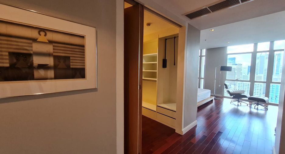 For rent 3 bedrooms condo in Pathum Wan, Bangkok