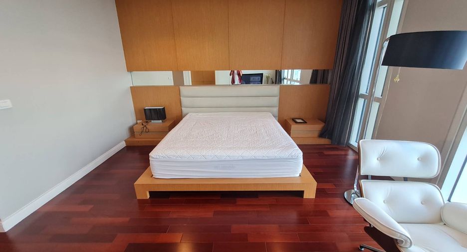 For rent 3 bedrooms condo in Pathum Wan, Bangkok