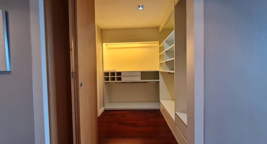 For rent 3 bedrooms condo in Pathum Wan, Bangkok