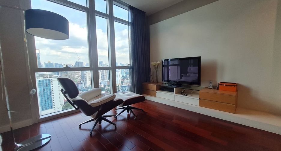 For rent 3 bedrooms condo in Pathum Wan, Bangkok