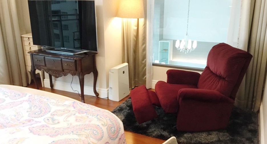 For rent 3 bedrooms condo in Khlong Toei, Bangkok