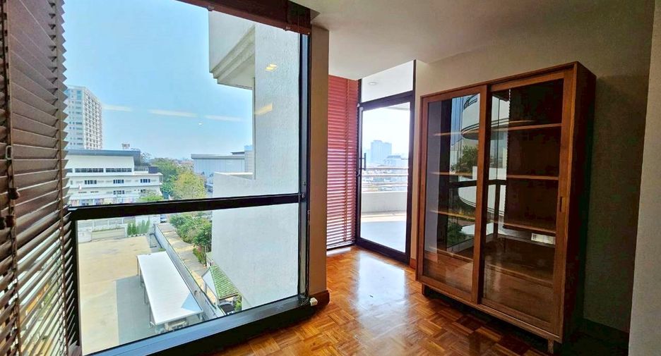 À louer 3 chambres condo à Yan Nawa, Bangkok