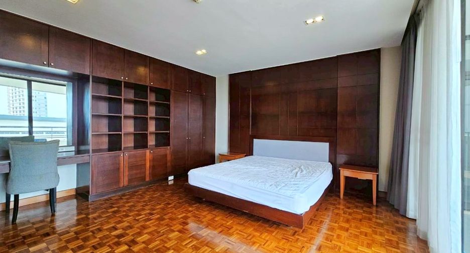 À louer 3 chambres condo à Yan Nawa, Bangkok