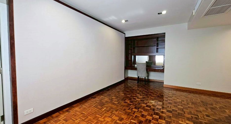 À louer 3 chambres condo à Yan Nawa, Bangkok