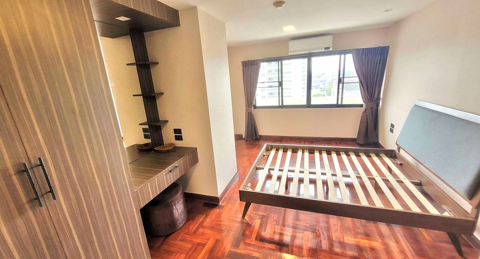 For rent 3 bedrooms condo in Watthana, Bangkok