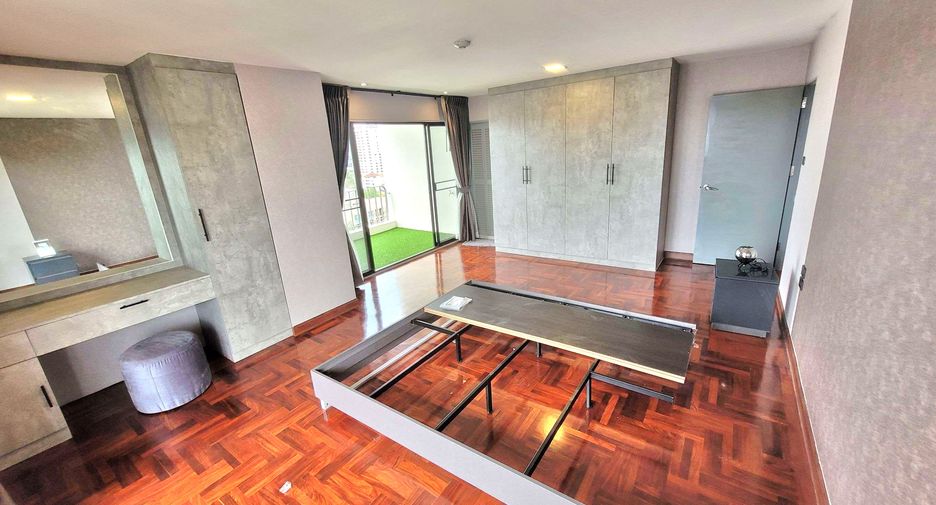 For rent 3 bedrooms condo in Watthana, Bangkok