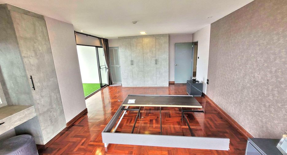 For rent 3 bedrooms condo in Watthana, Bangkok