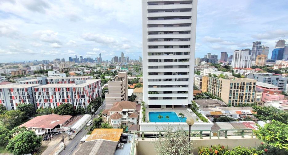 For rent 3 bedrooms condo in Watthana, Bangkok