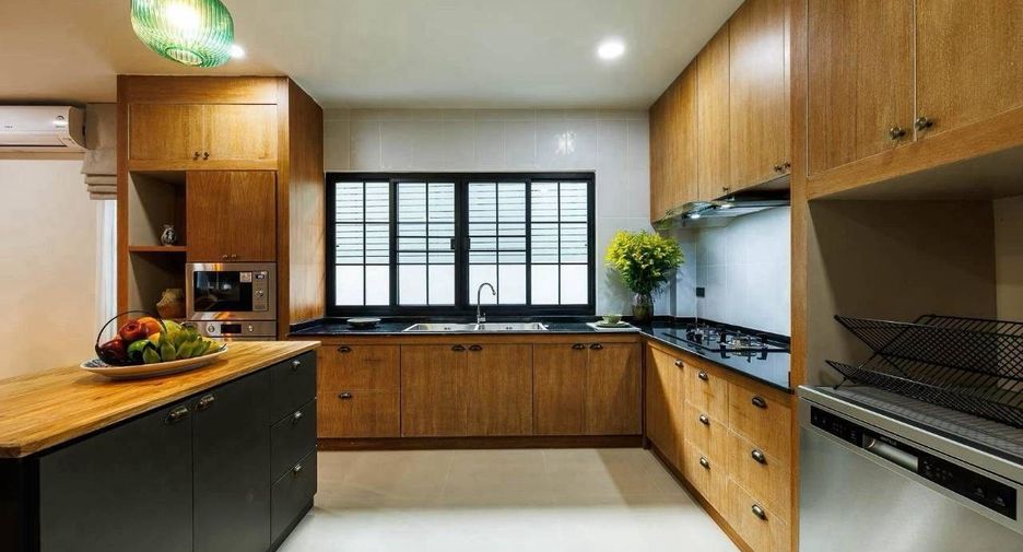 For rent 5 bedrooms house in Mueang Chiang Mai, Chiang Mai