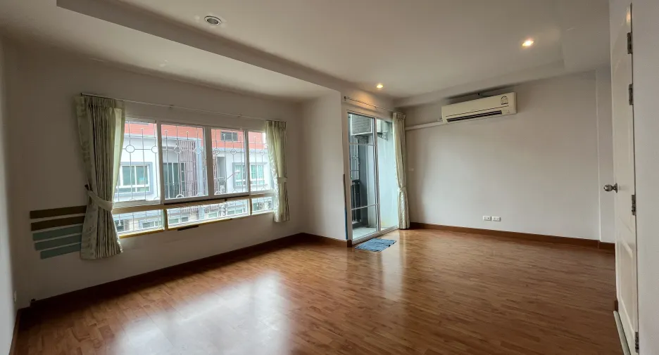 For sale and for rent 4 bedrooms townhouse in Mueang Nonthaburi, Nonthaburi