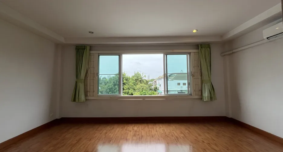 For sale and for rent 4 bedrooms townhouse in Mueang Nonthaburi, Nonthaburi