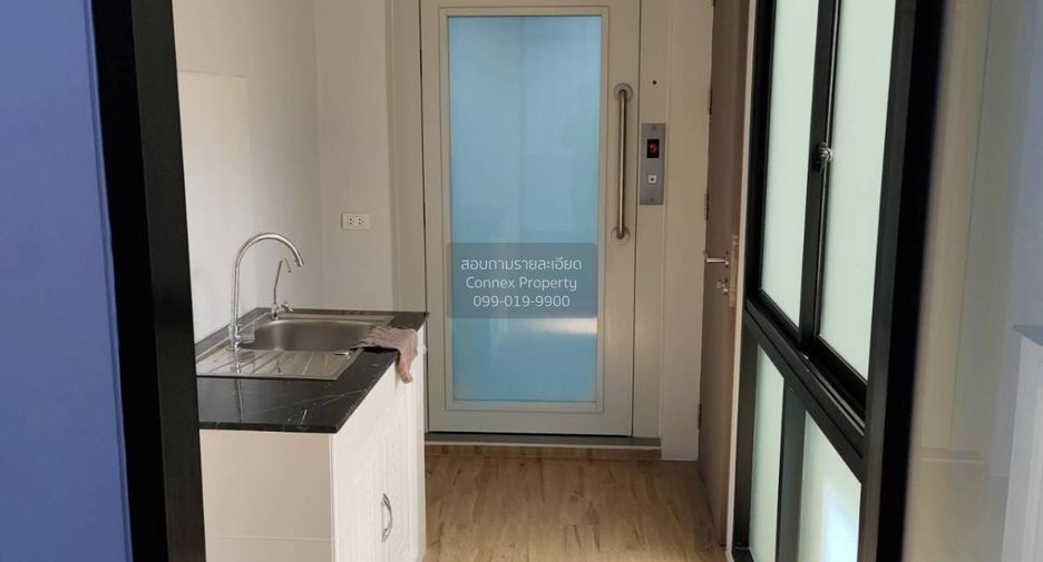 Reihenhaus zur Miete mit 6 Zimmer in Phra Khanong, Bangkok