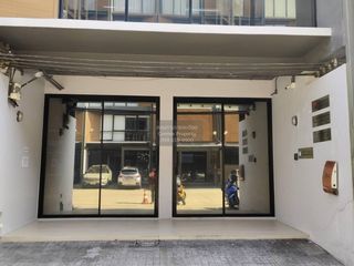 Reihenhaus zur Miete mit 6 Zimmer in Phra Khanong, Bangkok