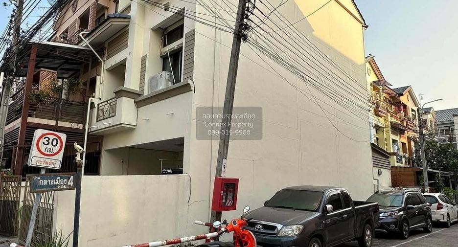 For rent 3 bedrooms townhouse in Wang Thonglang, Bangkok