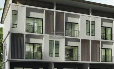 For rent 3 bedrooms townhouse in Saphan Sung, Bangkok