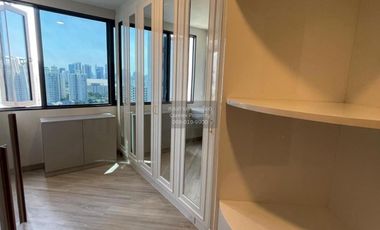 Condo en alquiler de 2 habitaciones en Huai Khwang, Bangkok