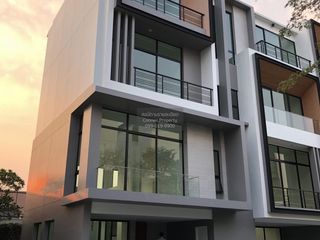 For rent 3 bedrooms townhouse in Saphan Sung, Bangkok