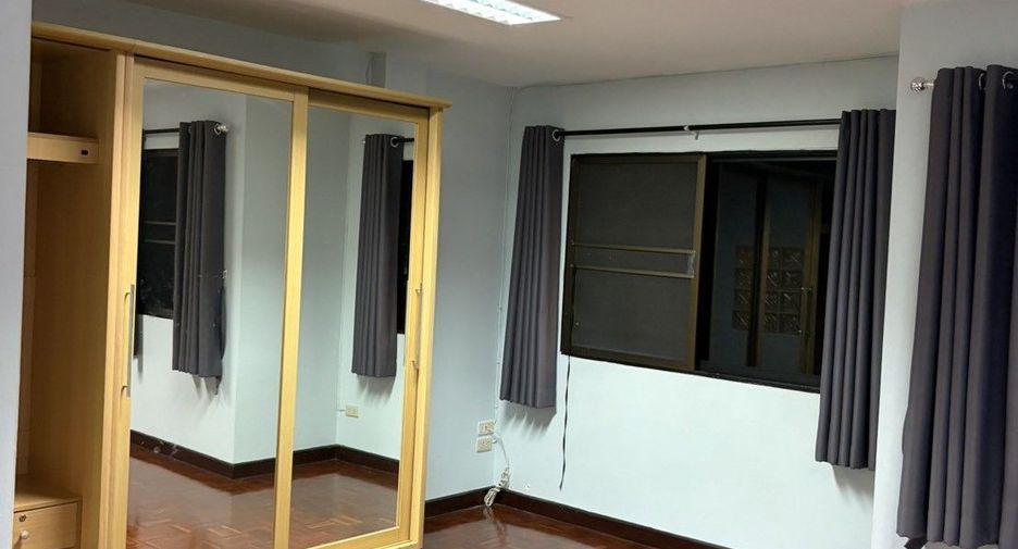 Reihenhaus zur Miete mit 4 Zimmer in Phra Khanong, Bangkok
