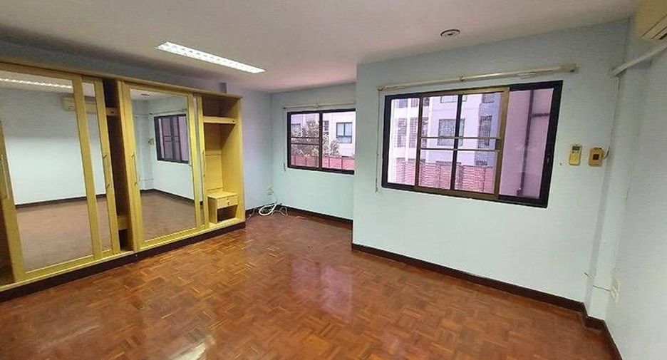 Reihenhaus zur Miete mit 4 Zimmer in Phra Khanong, Bangkok
