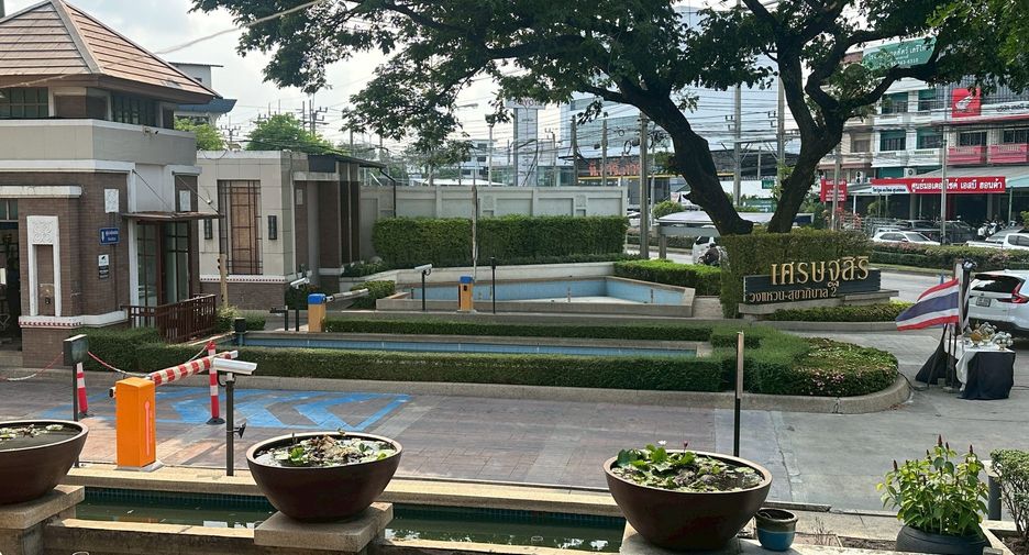 For rent 3 bedrooms house in Khan Na Yao, Bangkok