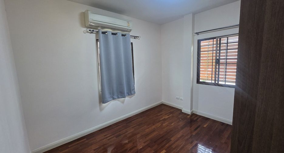 For rent 3 bedrooms house in Khan Na Yao, Bangkok