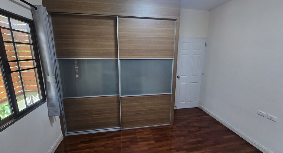 For rent 3 bedrooms house in Khan Na Yao, Bangkok