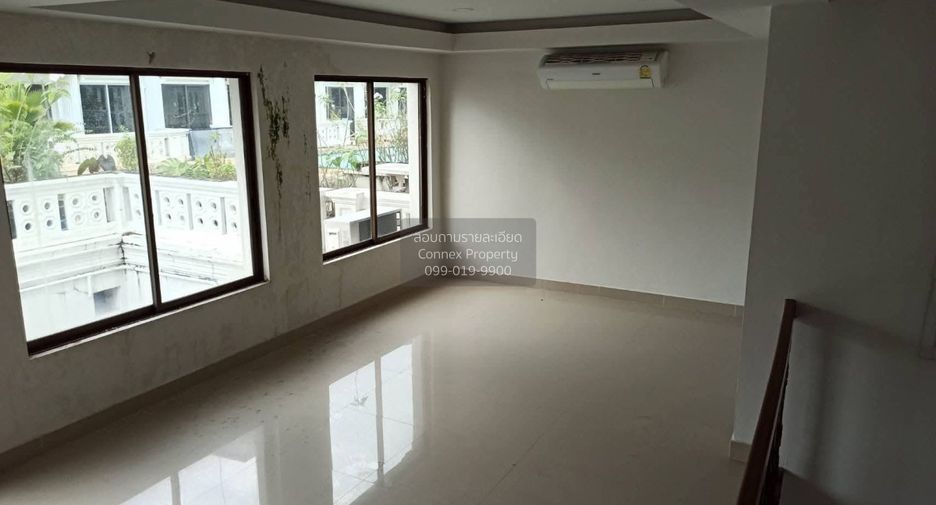 For rent 3 bedrooms townhouse in Watthana, Bangkok