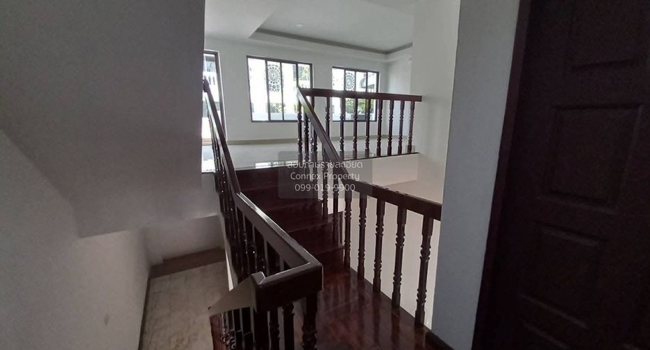 For rent 3 bedrooms townhouse in Watthana, Bangkok