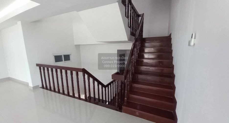 For rent 3 bedrooms townhouse in Watthana, Bangkok