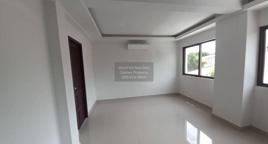 For rent 3 bedrooms townhouse in Watthana, Bangkok