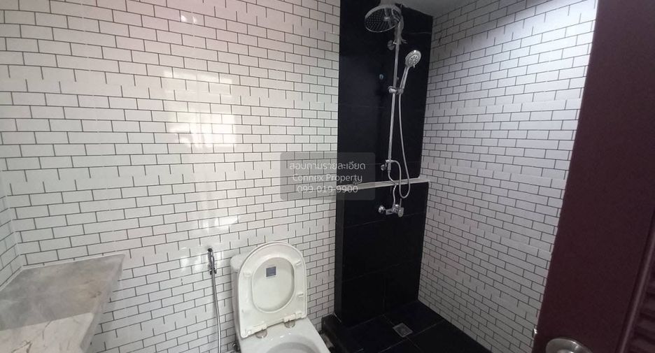 For rent 3 bedrooms townhouse in Watthana, Bangkok