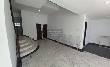 For rent 3 bedrooms townhouse in Watthana, Bangkok