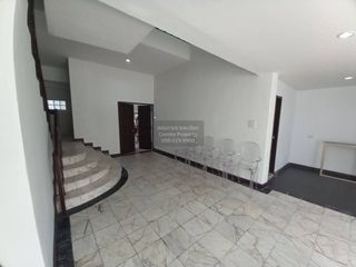 For rent 3 bedrooms townhouse in Watthana, Bangkok