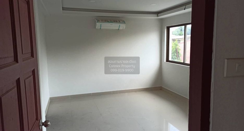 For rent 3 bedrooms townhouse in Watthana, Bangkok