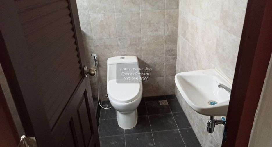 For rent 3 bedrooms townhouse in Watthana, Bangkok